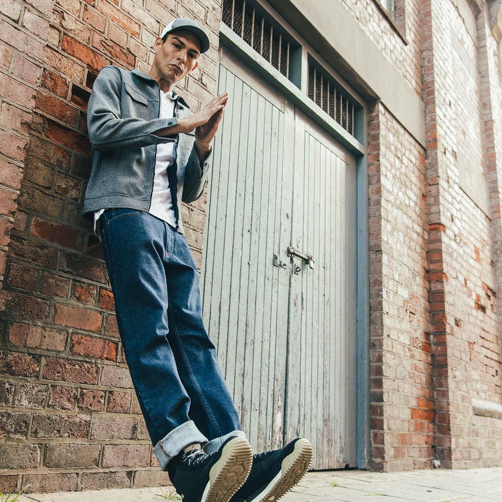 Guy posing in a Lee Brooklyn Mens Denim Jeans Stonewsh Stretch